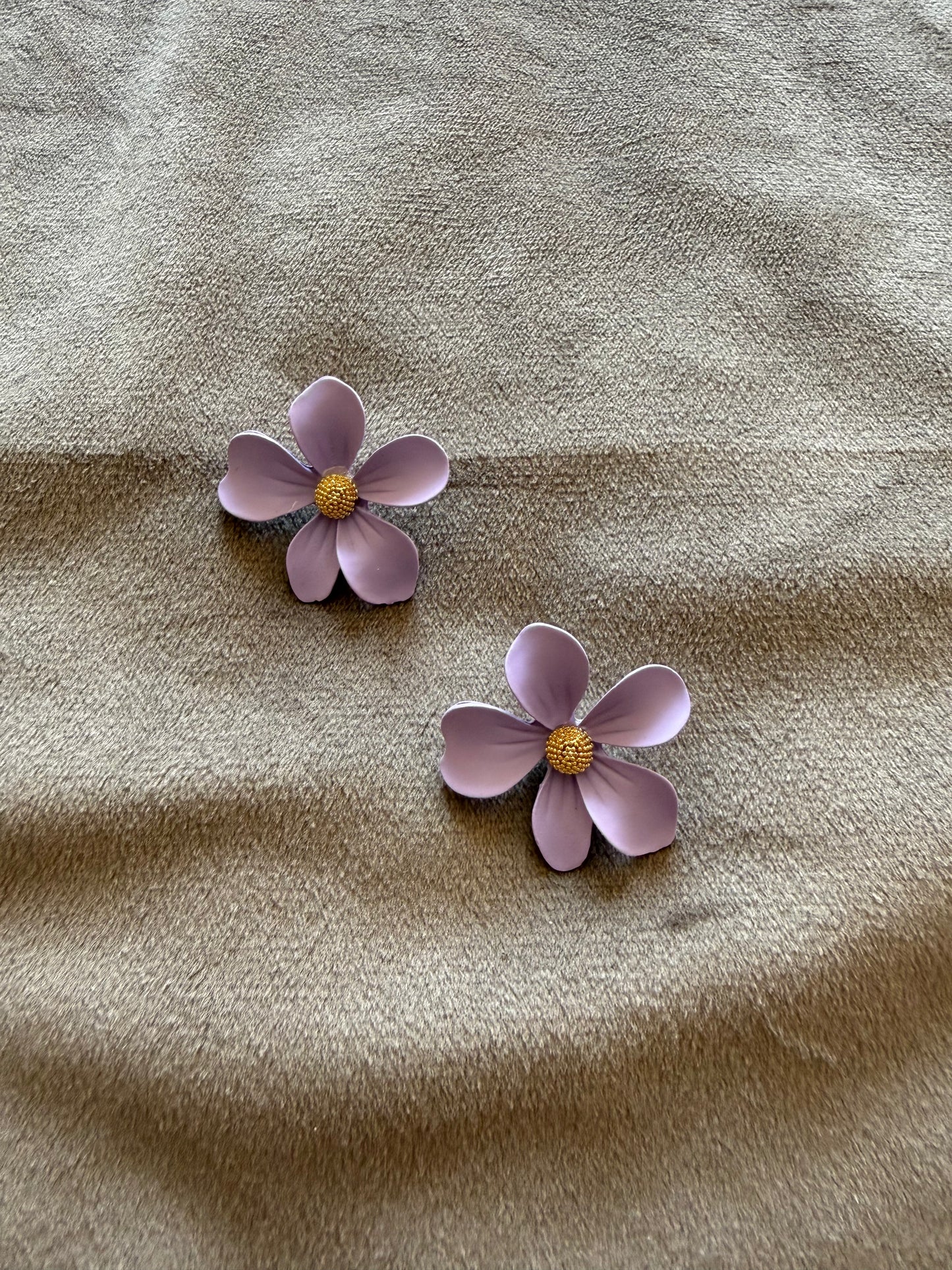 Lila Bloem Oorbellen 3 cm – Minimal & Elegant | By Jule Sieraden