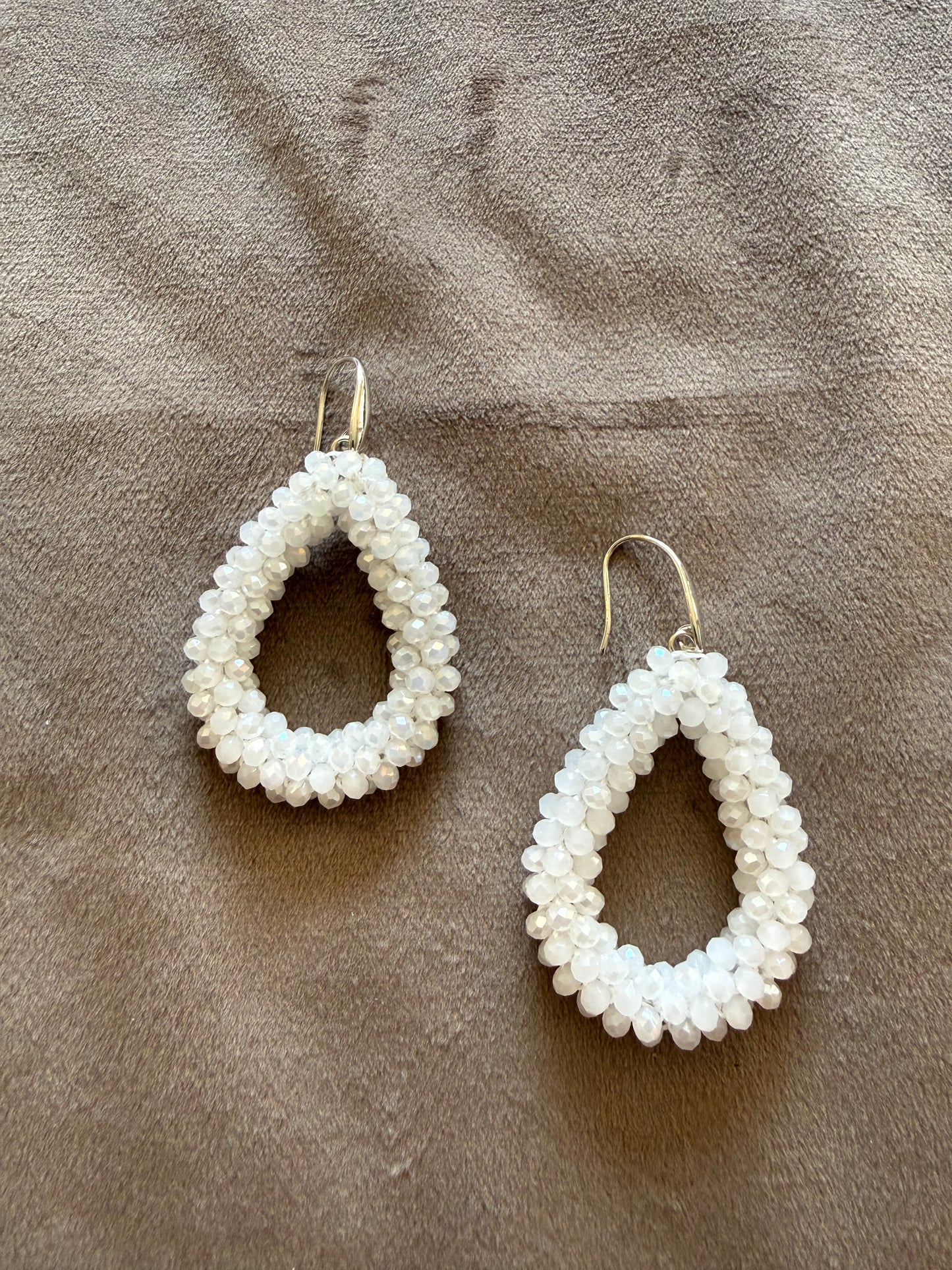 Witte Druppel Oorbellen Glaskralen 6,5 cm – Elegant & Tijdloos | By Jule Sieraden