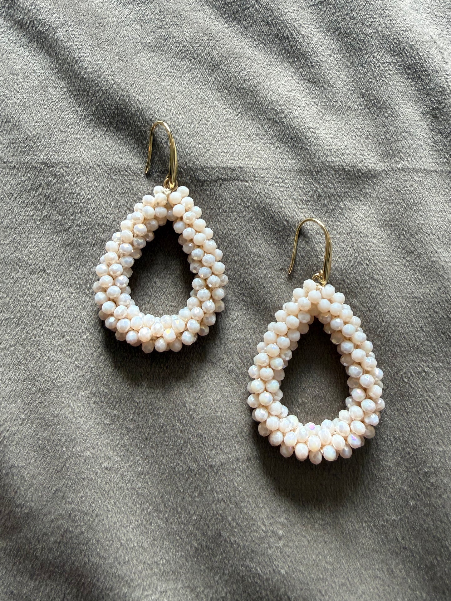 Beige Druppel Oorbellen met Glaskralen – Goudkleurige Haak | By Jule Sieraden