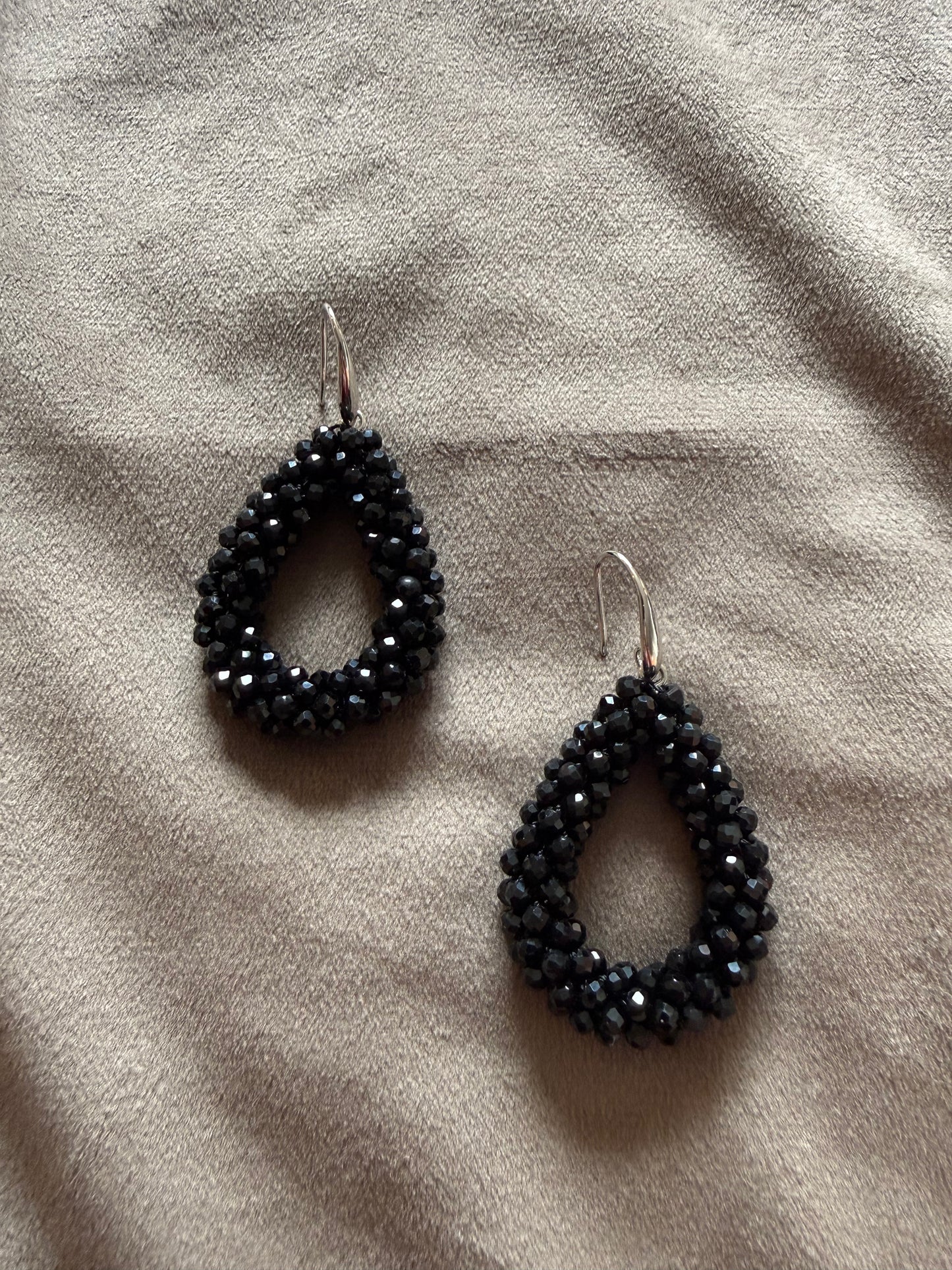 Zwarte Druppel Oorbellen met Glaskralen – Elegante Statement Oorbellen | By Jule Sieraden