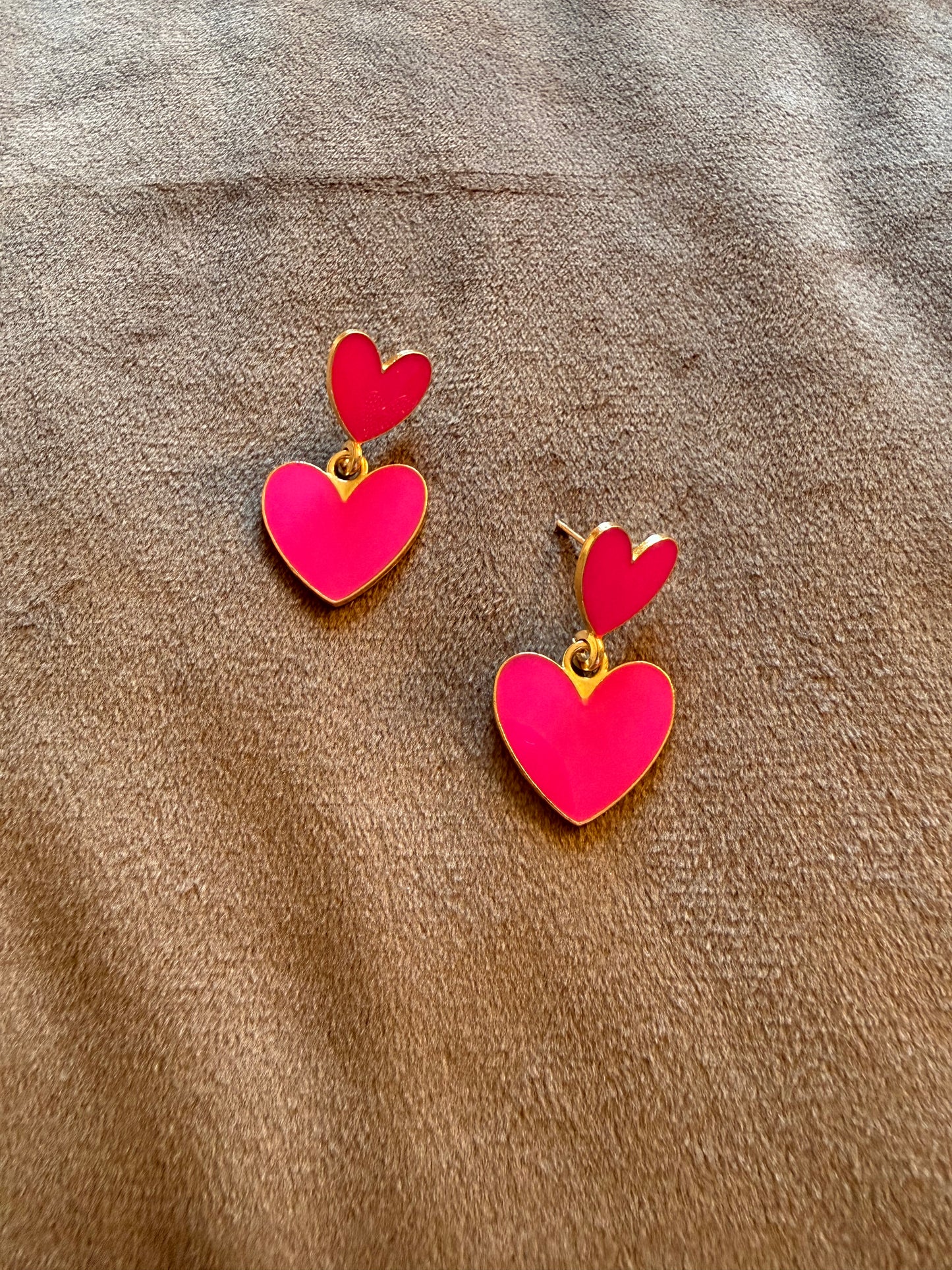 Goudkleurige oorbellen hartjes fuchsia 3,2 x 1,9 cm