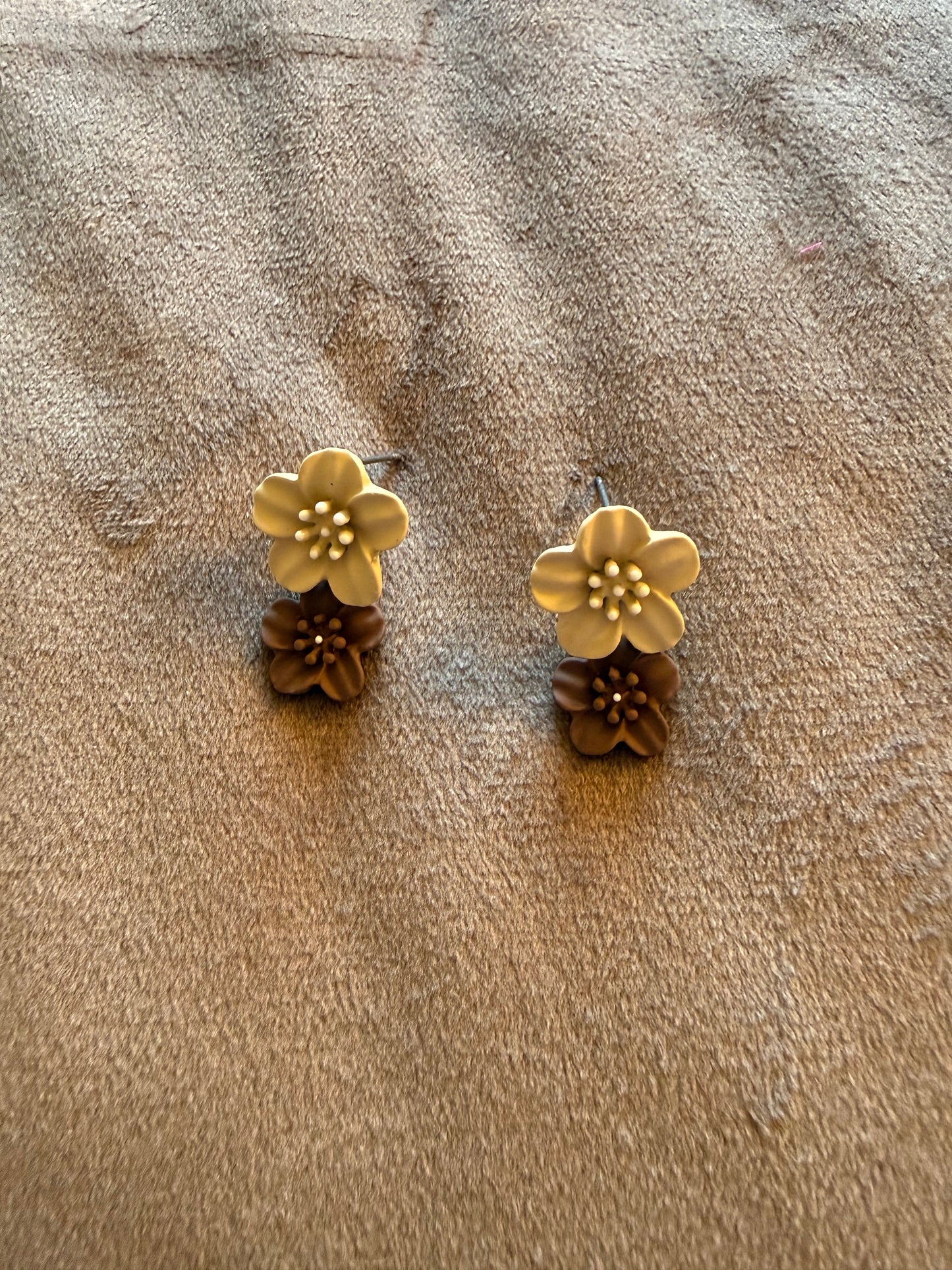 Goudkleurige oorbellen bloemen beige en bruin 2,5 x 1,6 cm