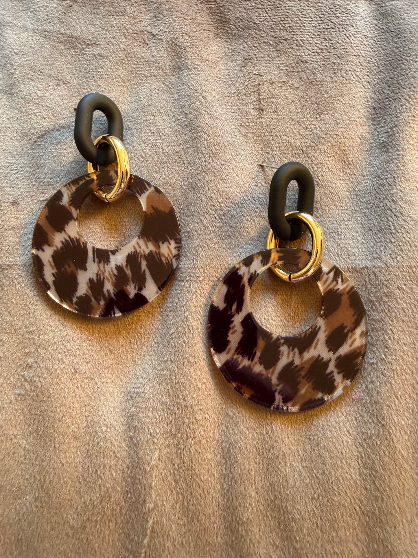 Goudkleurige oorbellen leopard print rond 7 x 4,6 cm | By Jule Sieraden