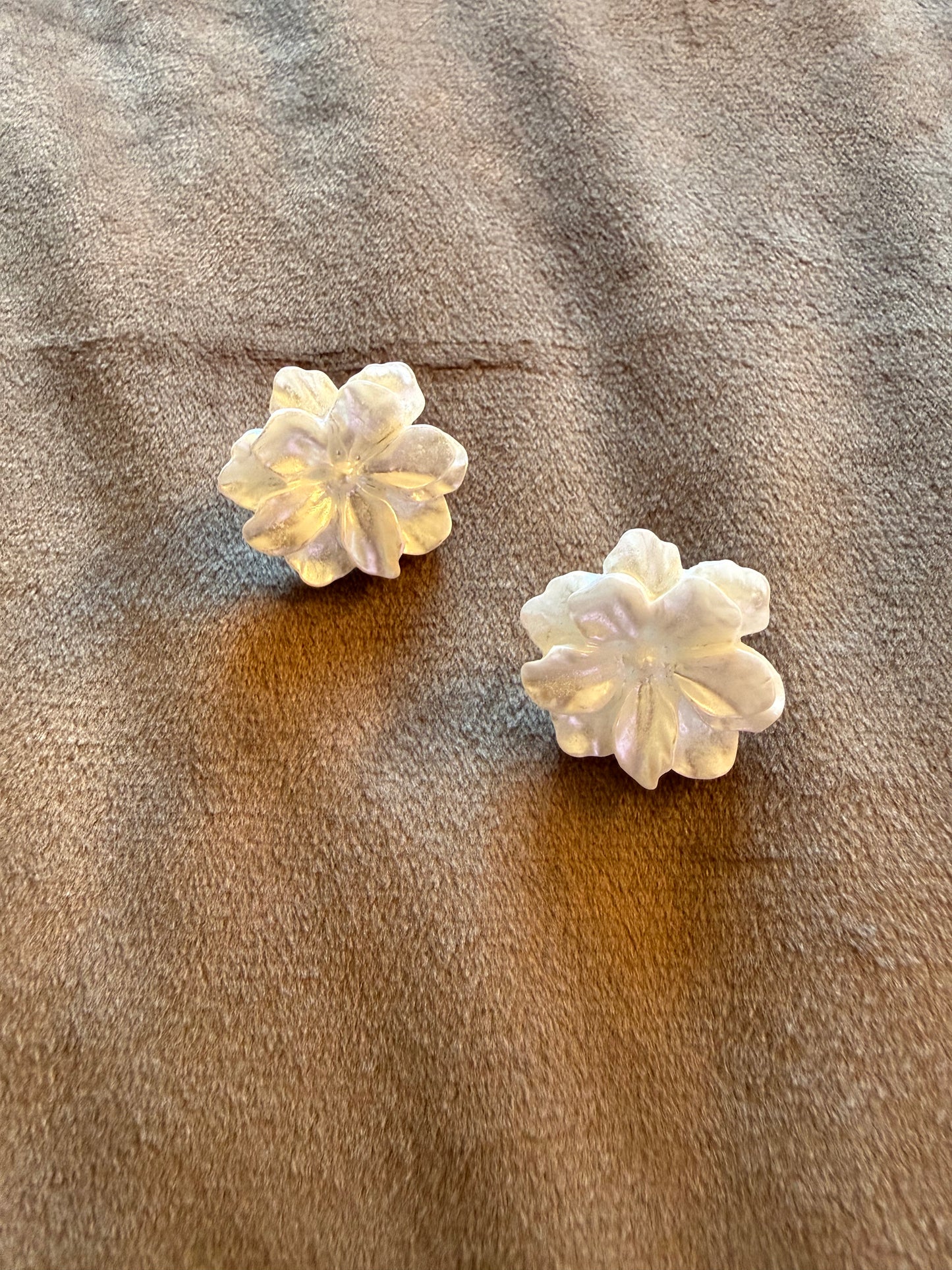 Oorbellen bloem parelmoer look 3 cm