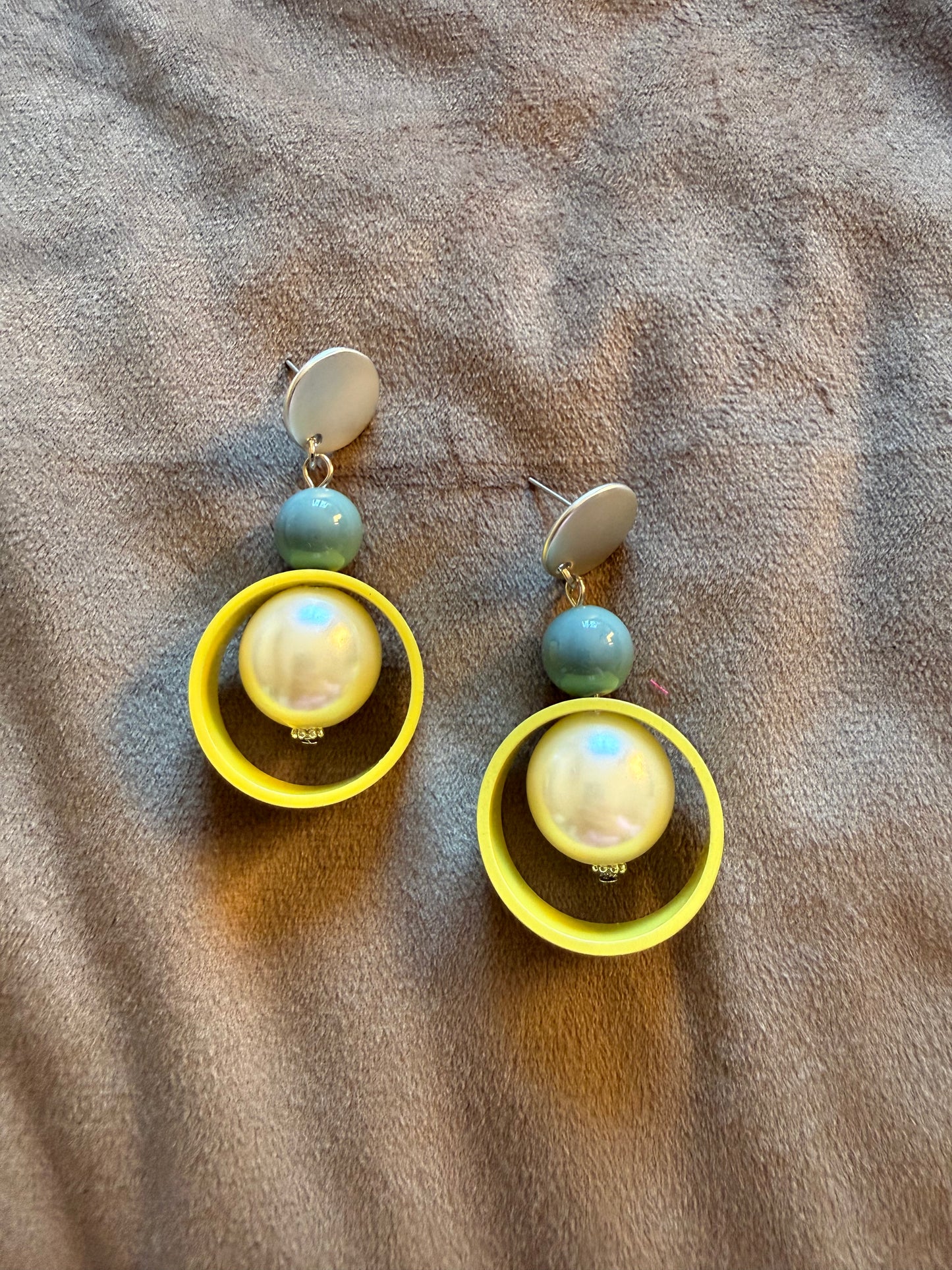 Oorbellen geel met parel en groene kraal 6 x 3 cm | By Jule Sieraden