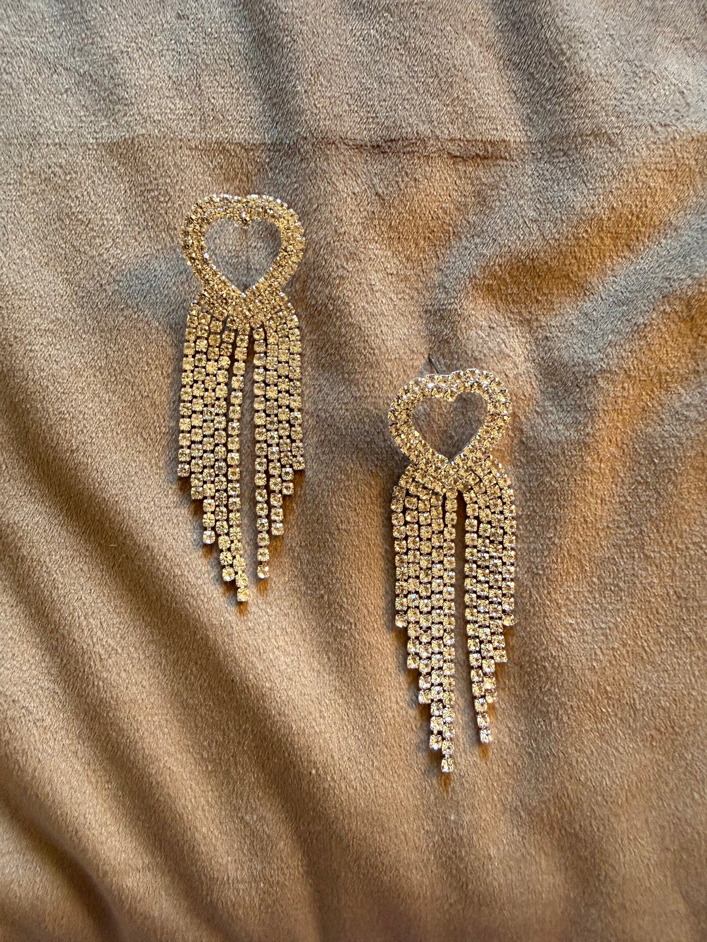Goudkleurige oorbellen hart met strass franjes 7,5 x 2,5 cm | By Jule Sieraden
