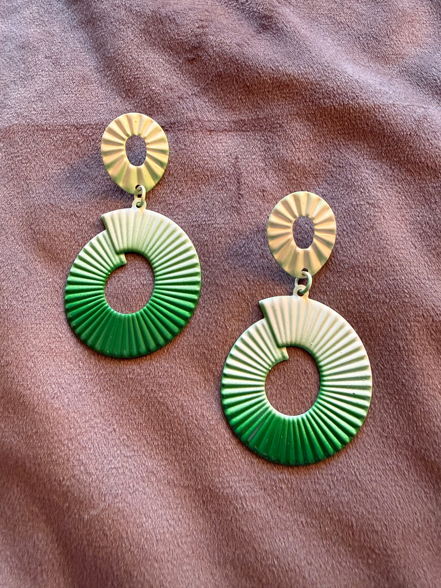 Oorbellen mint groen goudkleurig statement 7,5 cm | By Jule Sieraden