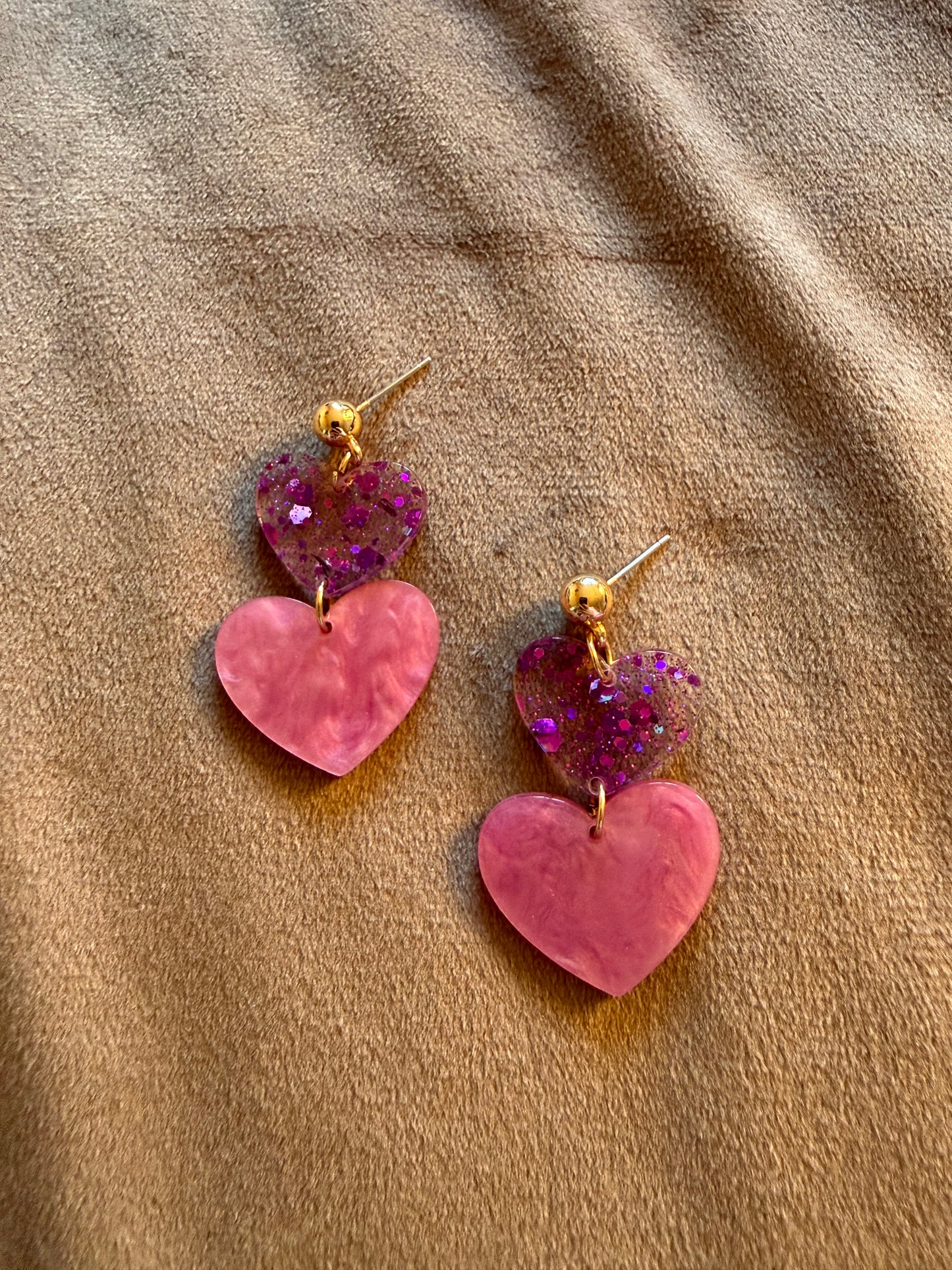 Roze hartjes oorbellen met glitter 4 cm | By Jule Sieraden