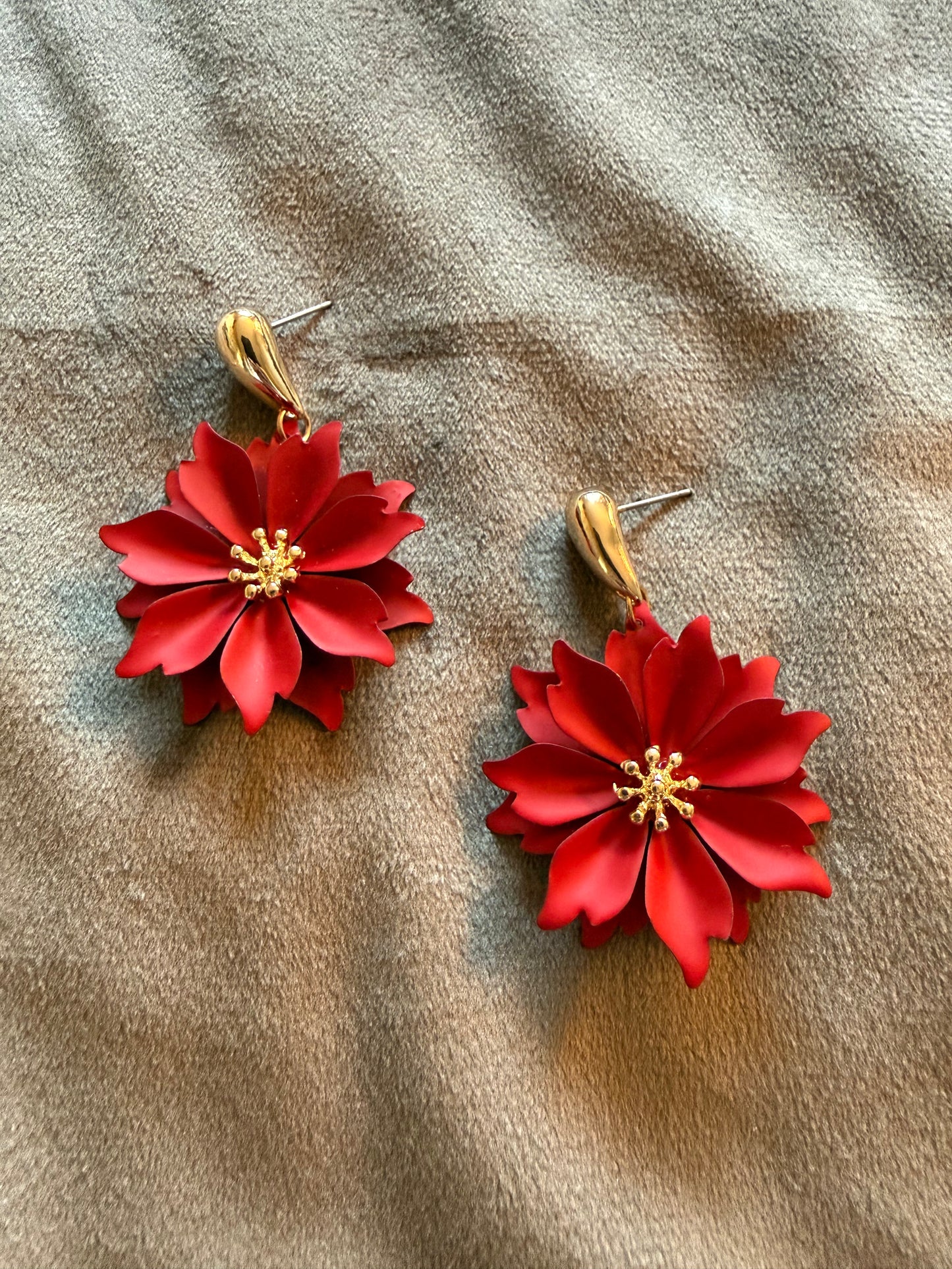 Oorbellen bloem rood goudkleurig statement 5 cm | By Jule Sieraden