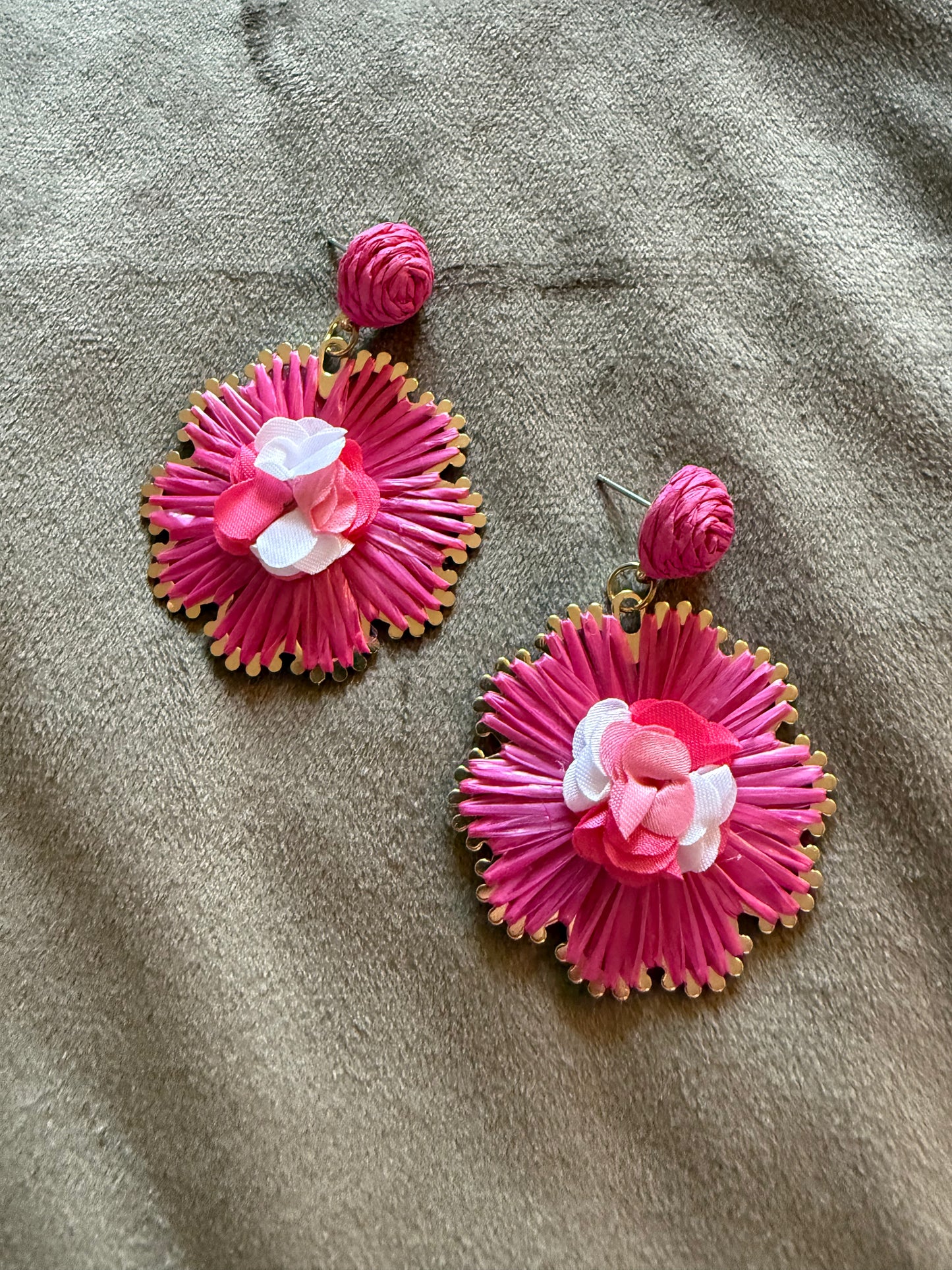 Oorbellen bloem roze statement 6,5 cm | By Jule Sieraden