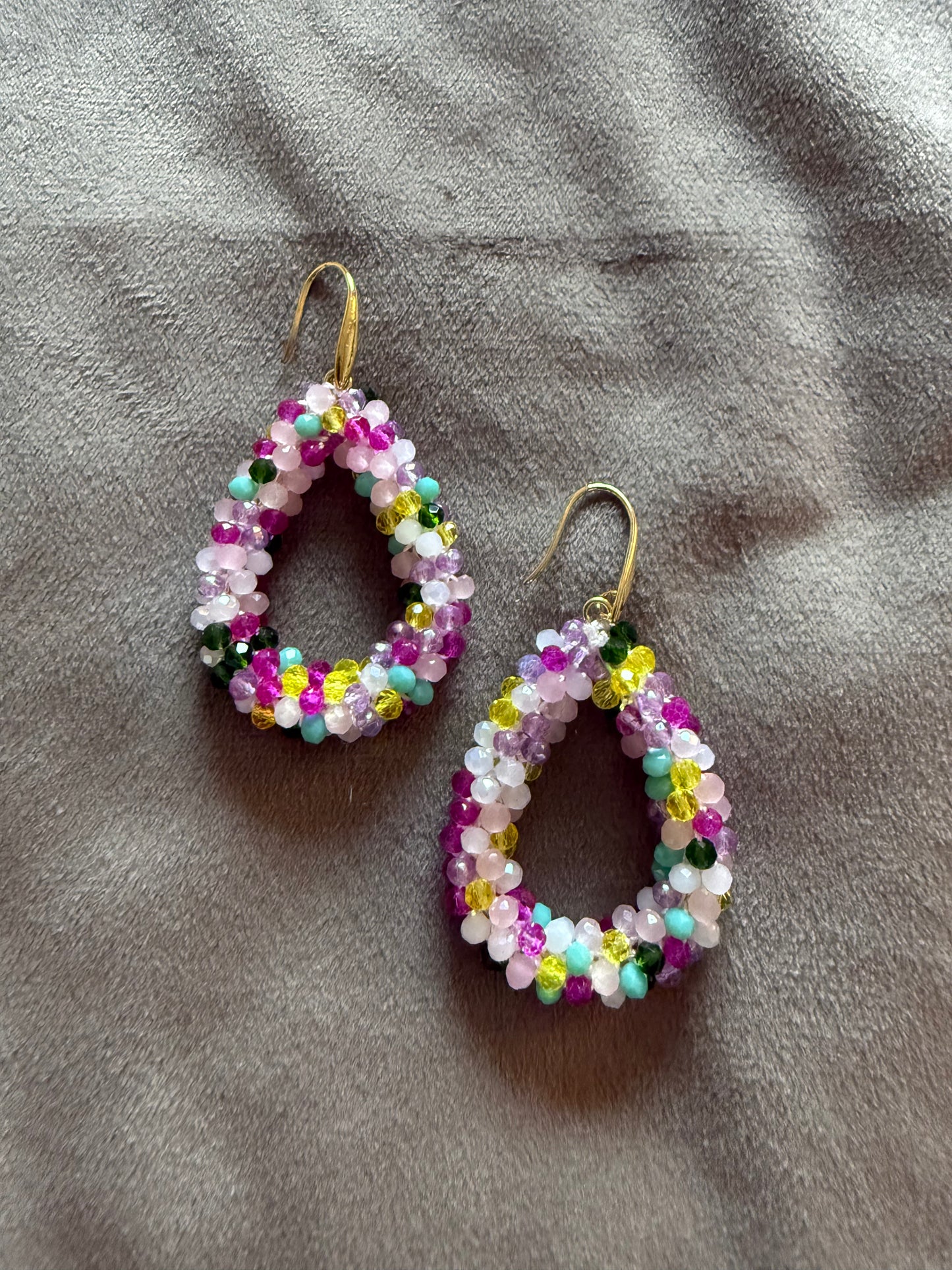 Oorbellen glaskralen multicolor druppel goudkleurig 6 cm | By Jule Sieraden