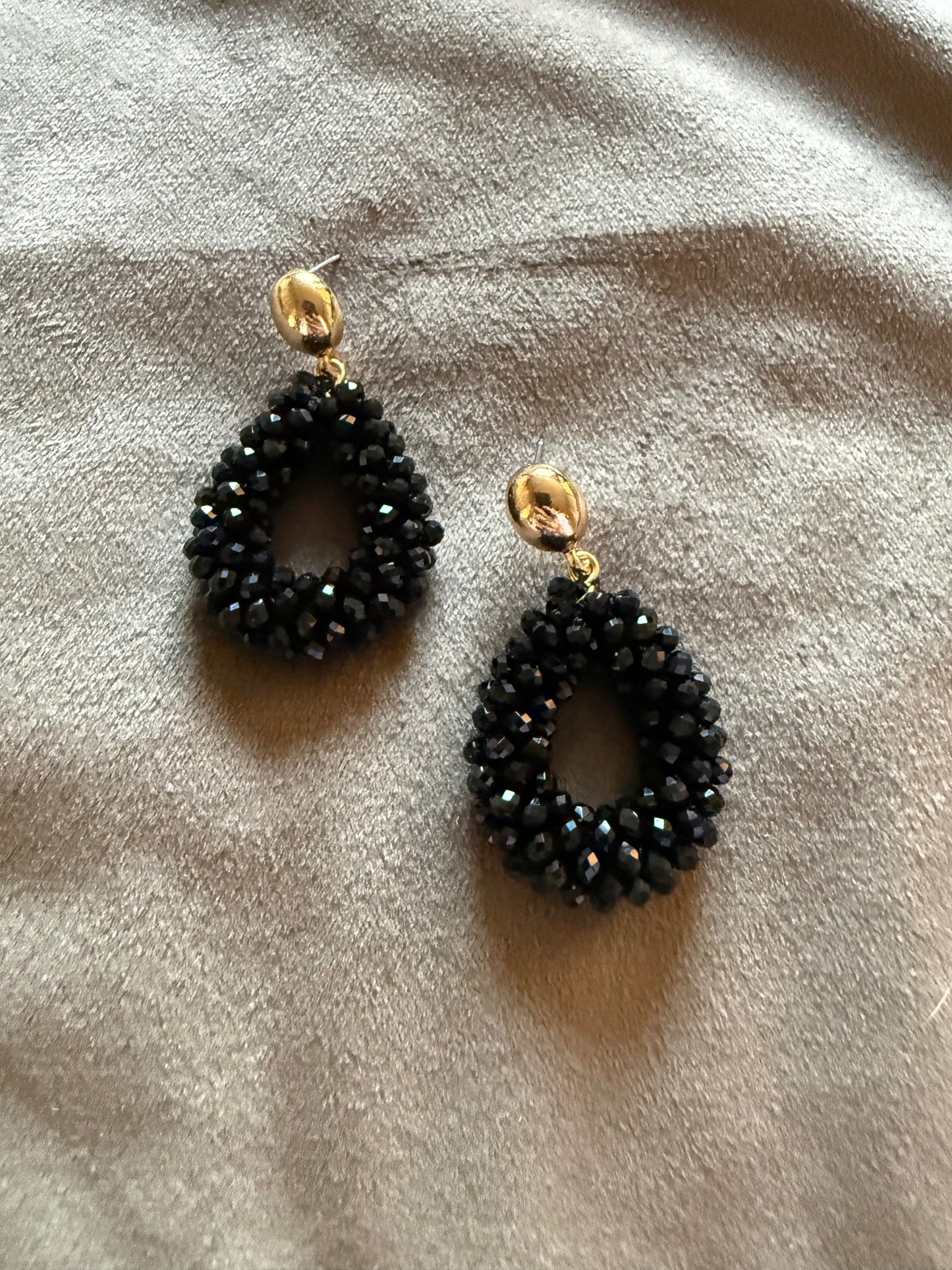 Oorbellen glaskralen zwart druppel goudkleurig 5 cm | By Jule Sieraden