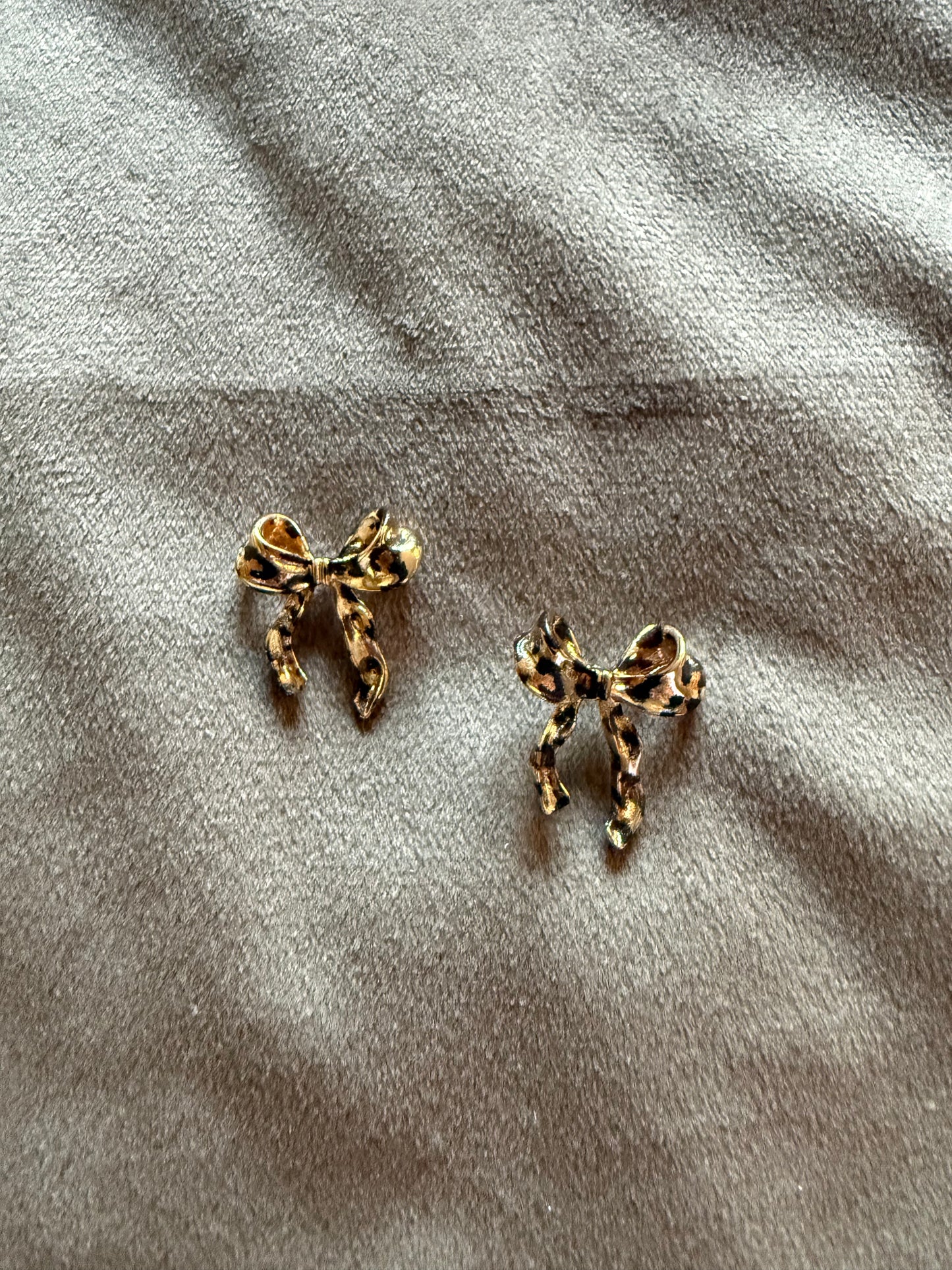 Oorbellen strik panterprint goudkleurig 2,5 cm | By Jule Sieraden