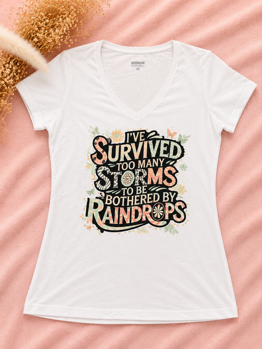 Motivatie Quote Shirt Wit Maat 38 – “I’ve Survived Too Many Storms” | By Jule Sieraden