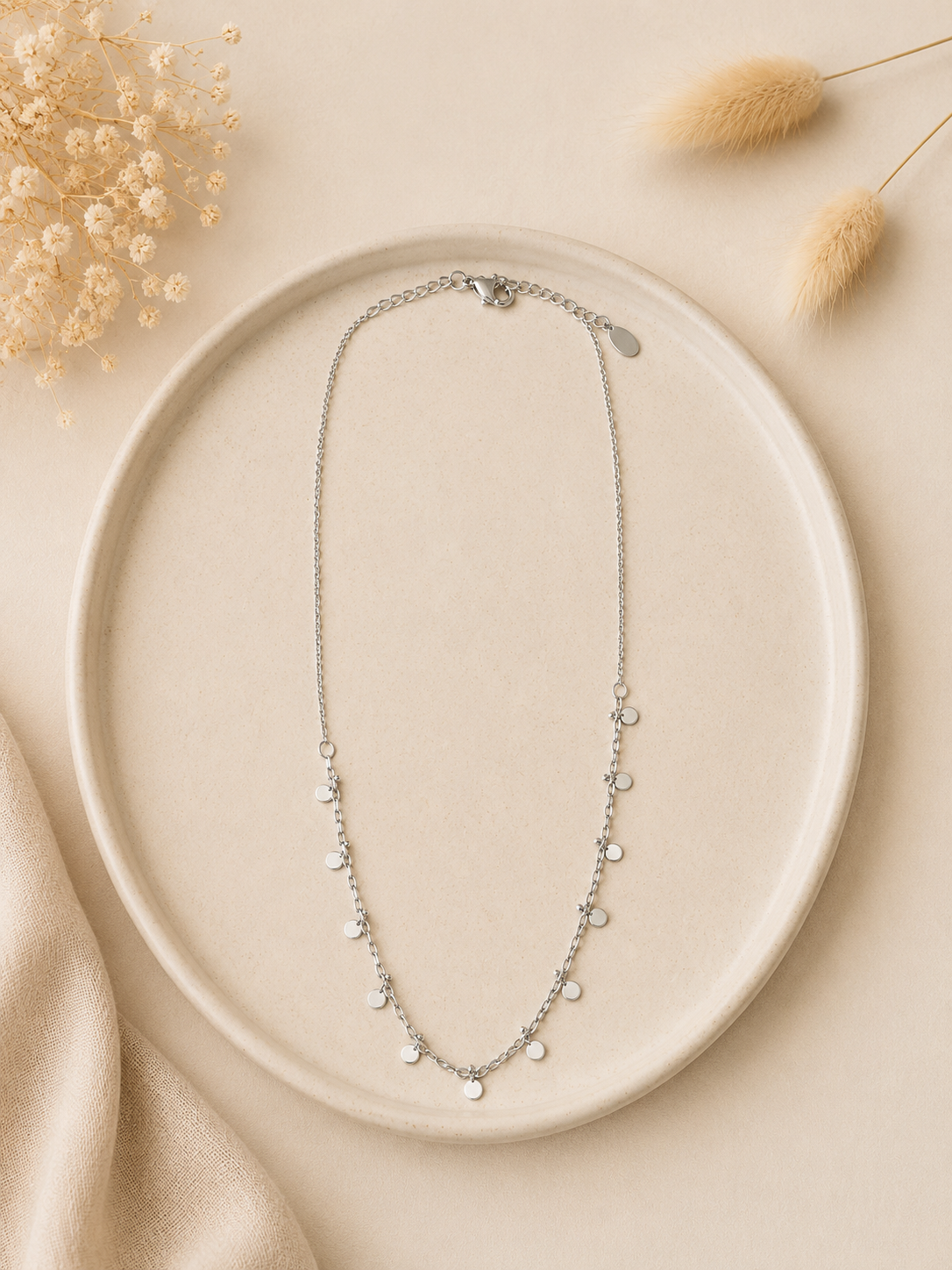 Zilverkleurige Korte Ketting Met Muntjes – 35+5 cm | By Jule Sieraden