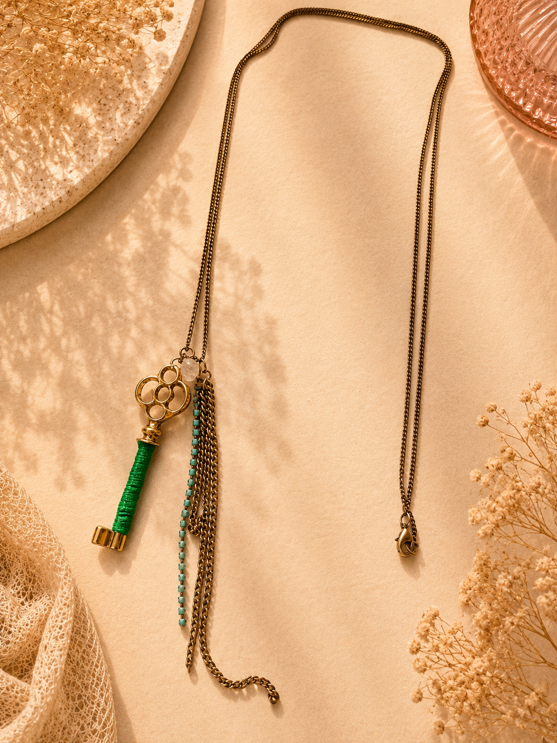 Lange vintage ketting met sleutel bedel en turquoise details