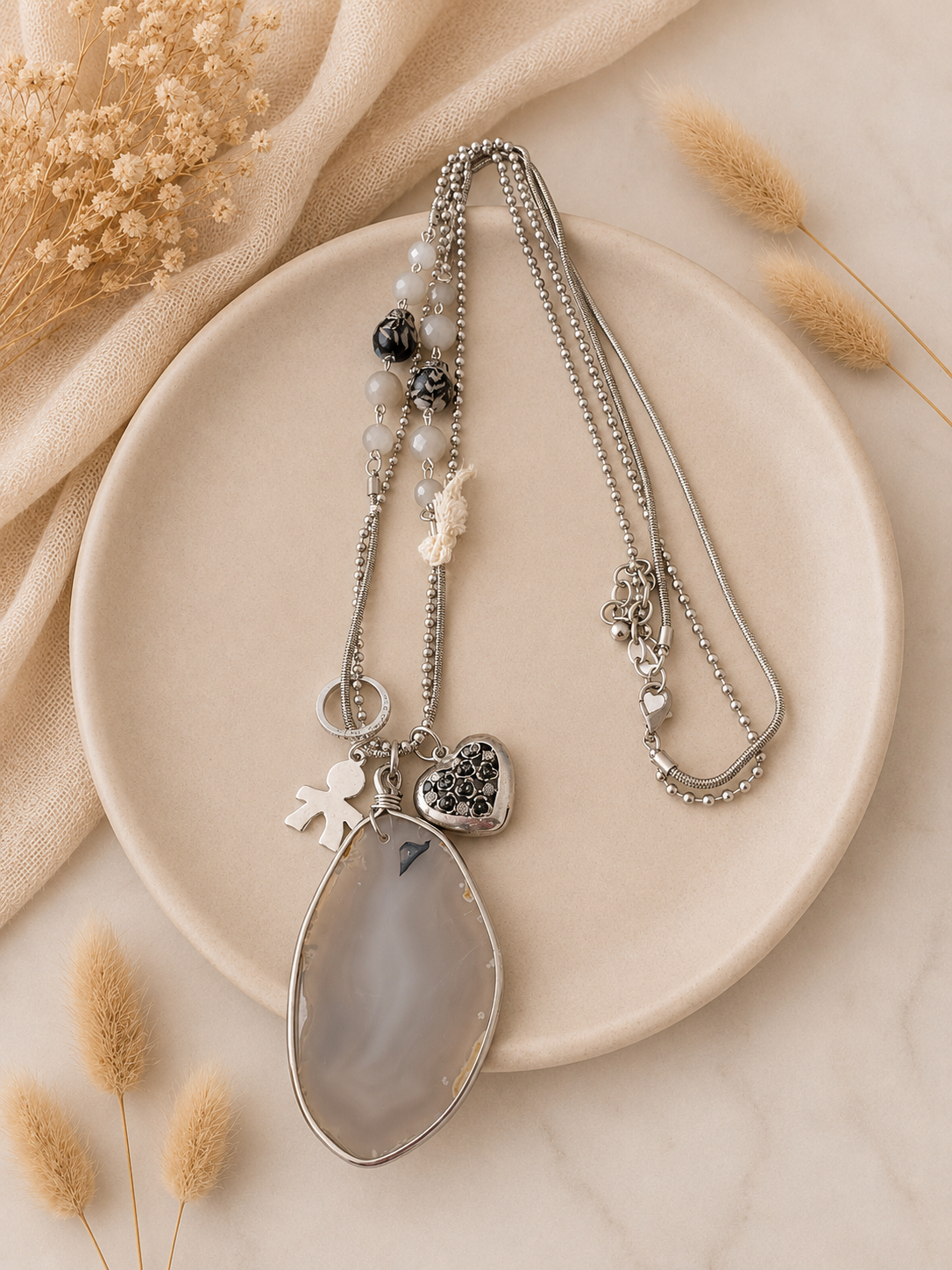 Lange Zilverkleurige Ketting Met Steenhanger & Bedels | By Jule Sieraden